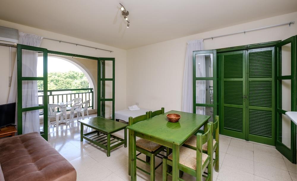 Pandream Hotel Apartments Paphos Bagian luar foto